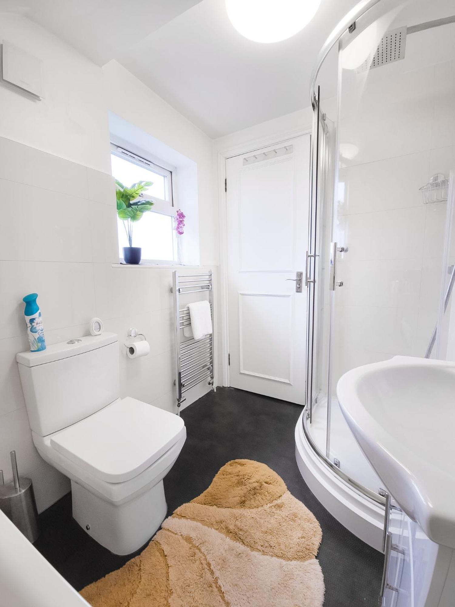 Charming London Home, Opp Arnos Grove Underground Station, Parking New Southgate Екстер'єр фото