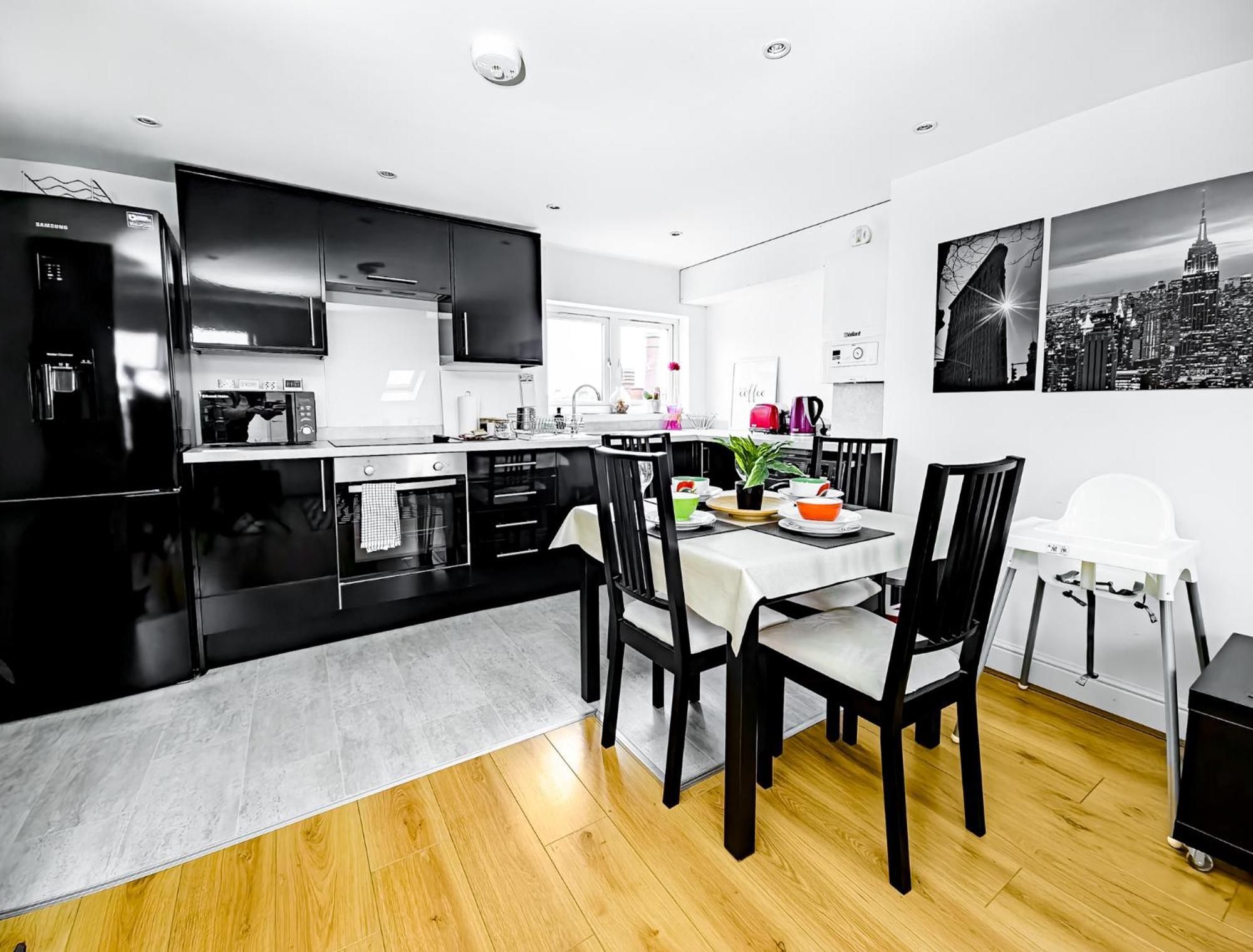 Charming London Home, Opp Arnos Grove Underground Station, Parking New Southgate Екстер'єр фото